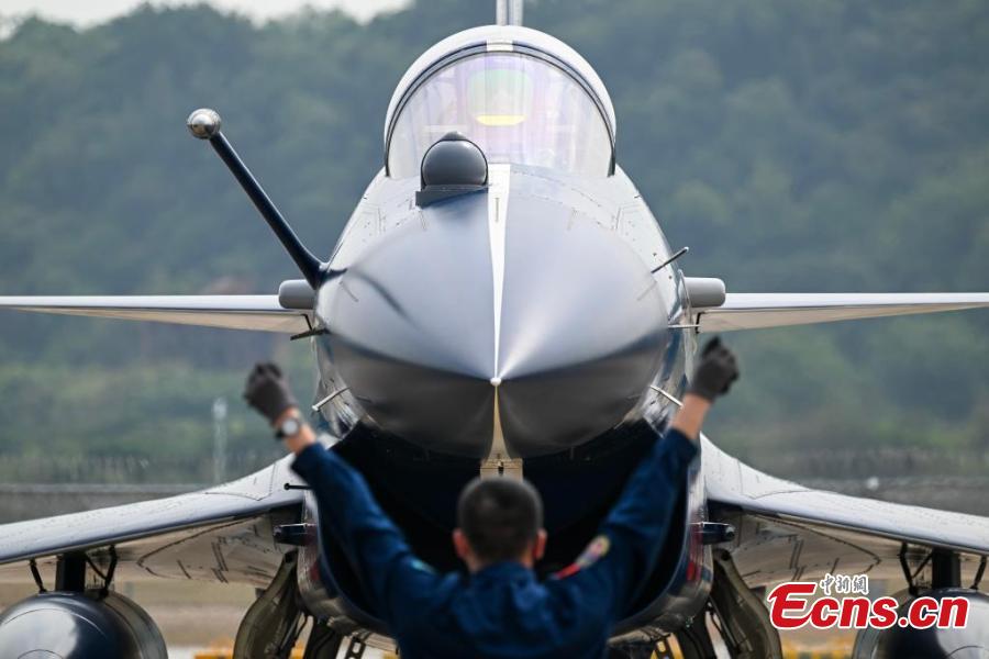 Aeronaves militares prontas para serem apresentadas no Airshow China