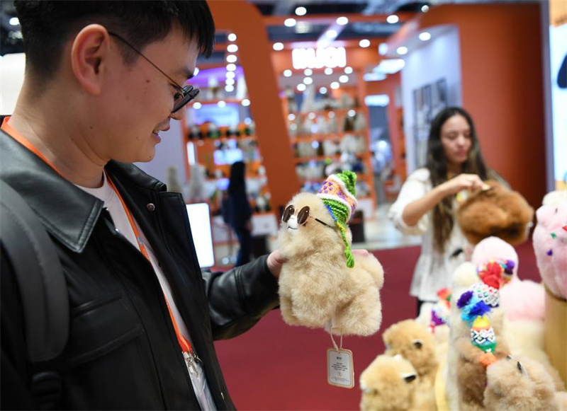 Brinquedos peruanos encantam consumidores chineses na 7a CIIE