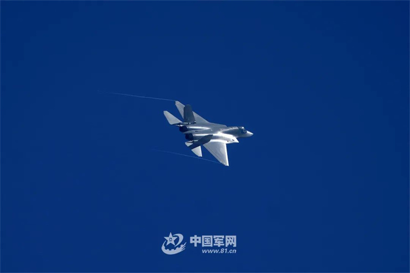 Ca?a furtivo da China J-35A realiza voo de demostra??o no Airshow China 2024