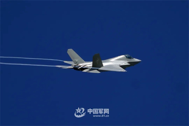 Ca?a furtivo da China J-35A realiza voo de demostra??o no Airshow China 2024