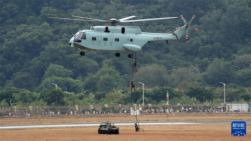 Helicópteros a bordo de porta-avi?es da marinha chinesa realizam voos de teste antes do Zhuhai Airshow