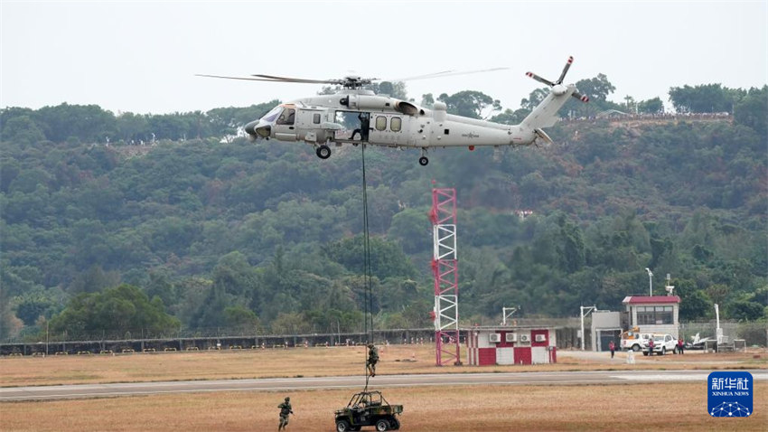 Helicópteros a bordo de porta-avi?es da marinha chinesa realizam voos de teste antes do Zhuhai Airshow