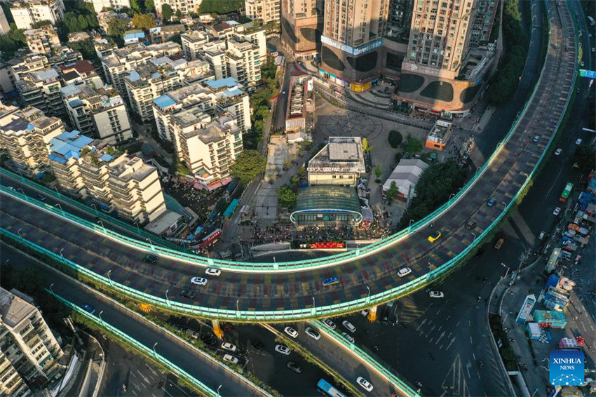 Linha especial de ?nibus ajuda moradores a vender produtos agrícolas em Guizhou