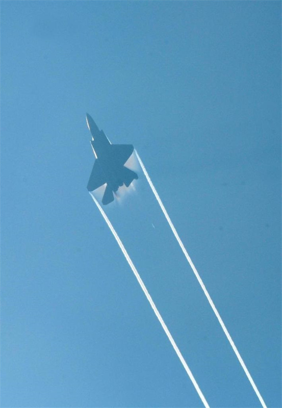 Zhuhai: ca?as furtivos da China e da Rússia encenam apresenta??o durante o Airshow China