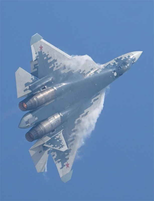 Zhuhai: ca?as furtivos da China e da Rússia encenam apresenta??o durante o Airshow China