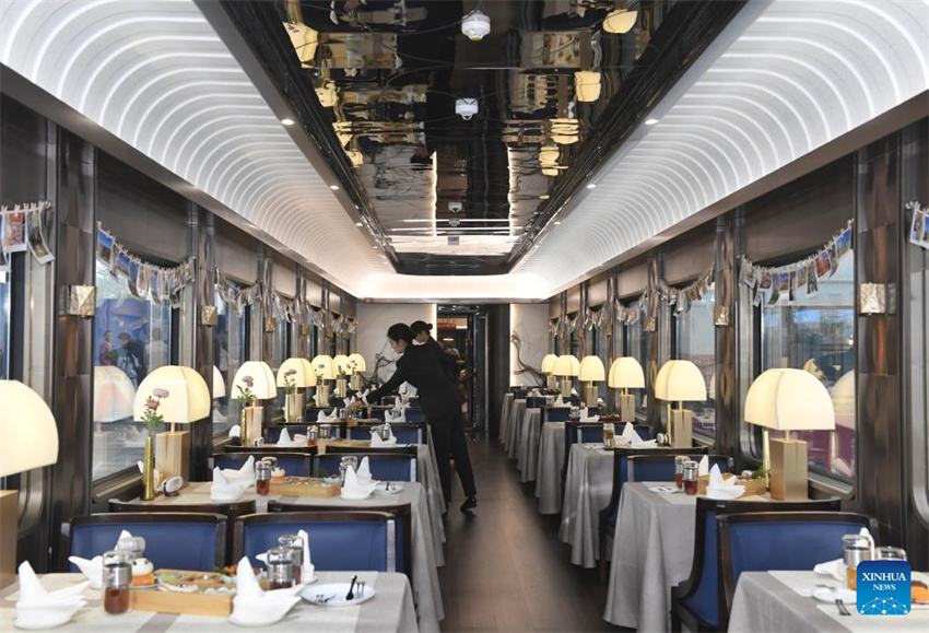 Trem turístico com temática de panda estreia em Chengdu