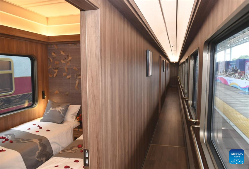 Trem turístico com temática de panda estreia em Chengdu