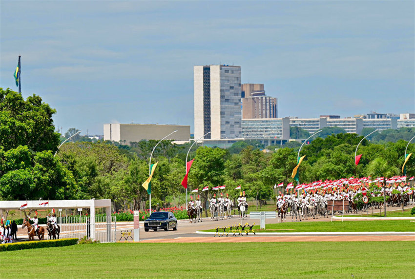 Xi Jinping participa da cerim?nia de boas-vindas realizada pelo presidente brasileiro