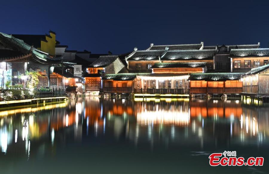 Cenário noturno deslumbrante da cidade aquática de Wuzhen