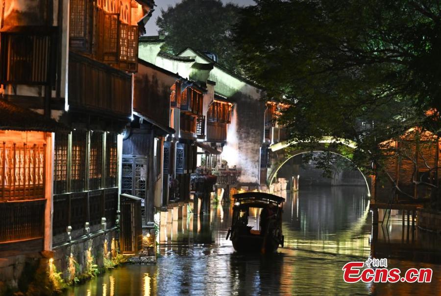 Cenário noturno deslumbrante da cidade aquática de Wuzhen