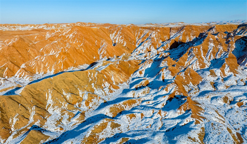 Paisagem nevada da cordilheira Cailong em Gansu