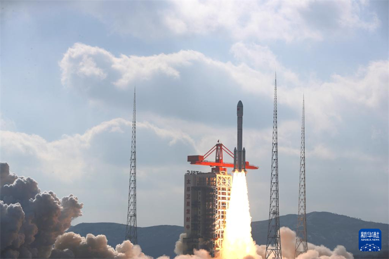 China lan?a com sucesso novo grupo de satélites