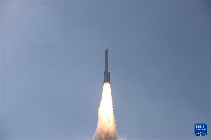 China lan?a com sucesso novo grupo de satélites