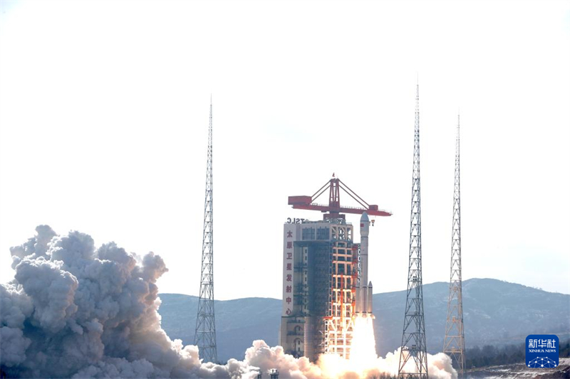 China lan?a com sucesso novo grupo de satélites