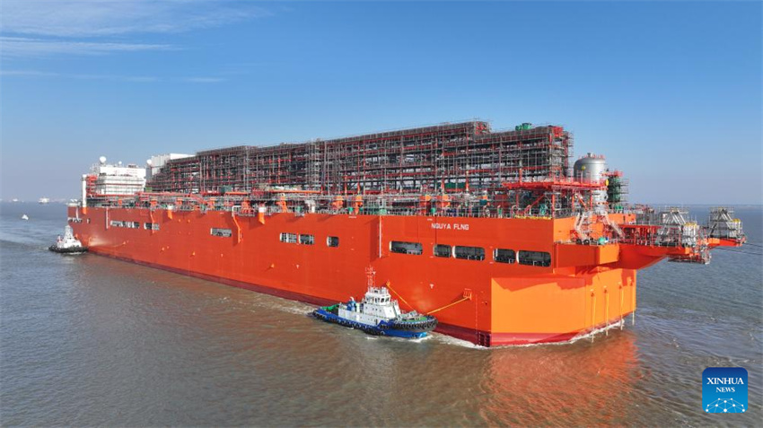 Primeira instala??o de FLNG em larga escala fabricada na China é transferida de Nantong para Zhoushan