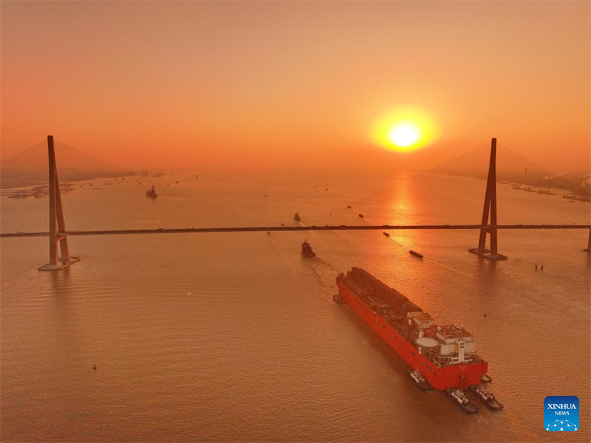 Primeira instala??o de FLNG em larga escala fabricada na China é transferida de Nantong para Zhoushan
