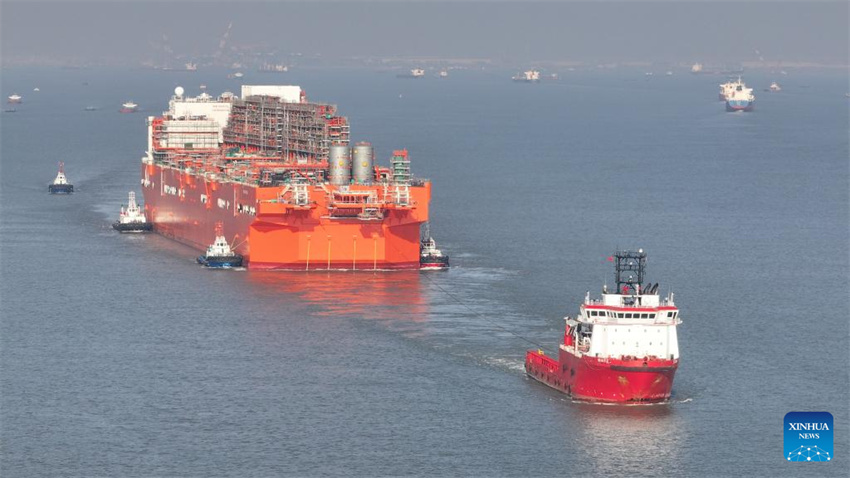 Primeira instala??o de FLNG em larga escala fabricada na China é transferida de Nantong para Zhoushan