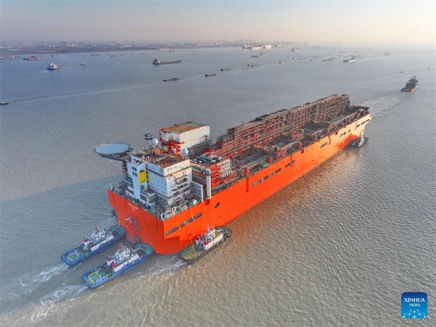 Primeira instala??o de FLNG em larga escala fabricada na China é transferida de Nantong para Zhoushan
