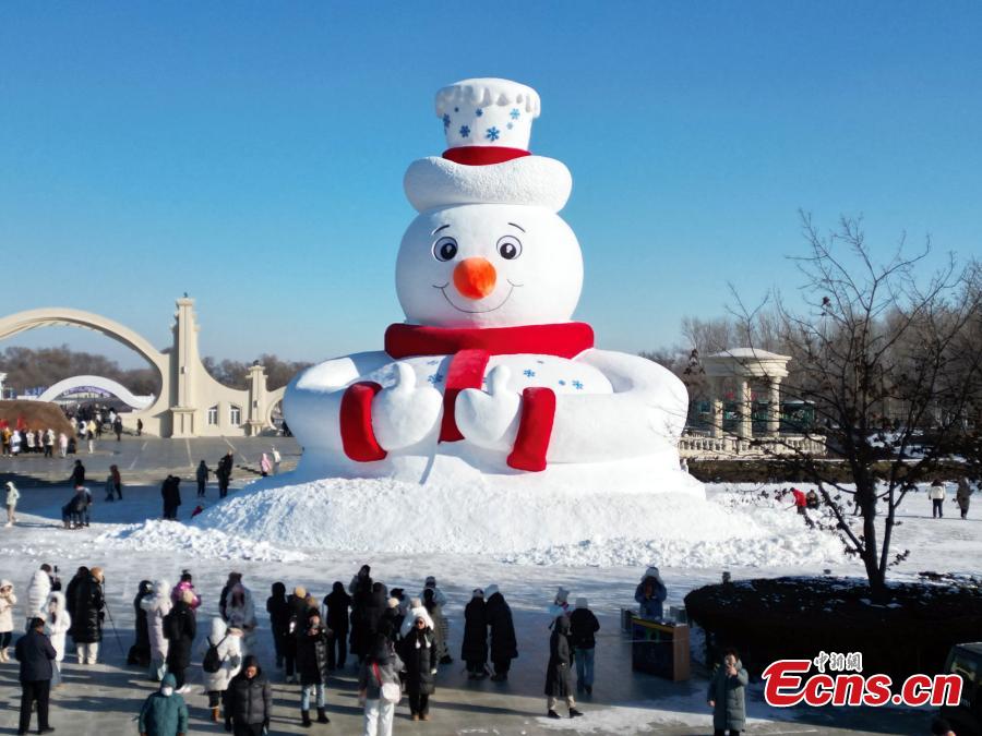 Boneco de neve gigante ic?nico dá boas-vindas aos visitantes em Harbin