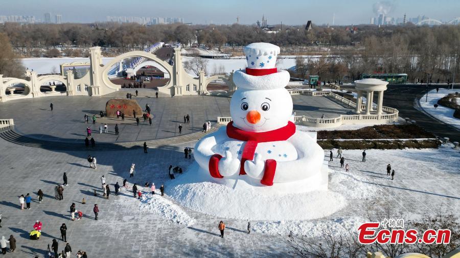 Boneco de neve gigante ic?nico dá boas-vindas aos visitantes em Harbin