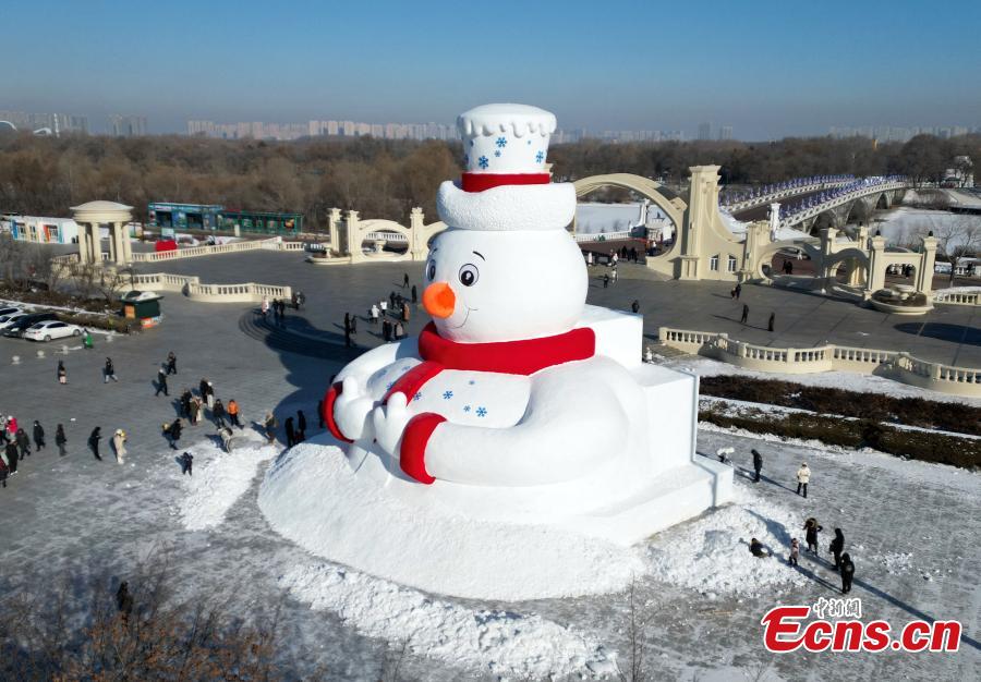 Boneco de neve gigante ic?nico dá boas-vindas aos visitantes em Harbin