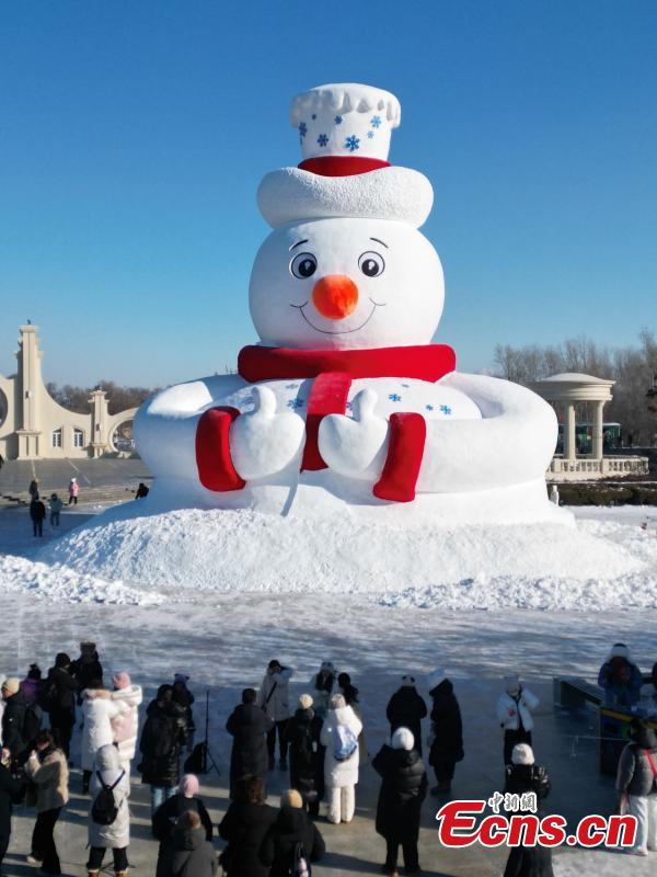 Boneco de neve gigante ic?nico dá boas-vindas aos visitantes em Harbin