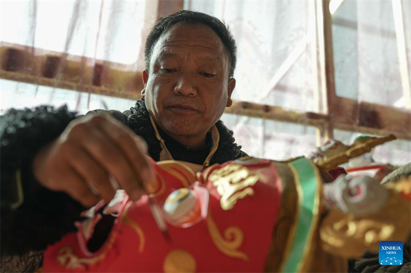 Shilok: herdeiro da técnica tradicional de fabrica??o de máscaras tibetanas em Xizang