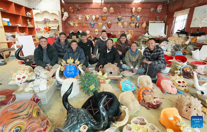 Shilok: herdeiro da técnica tradicional de fabrica??o de máscaras tibetanas em Xizang