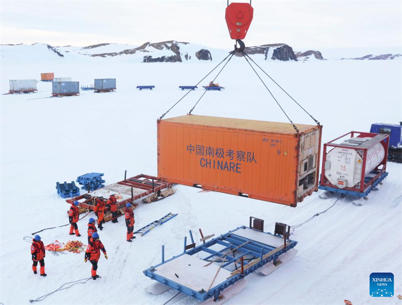 41a equipe da Expedi??o Antártica da China realiza descarregamento de materiais na Esta??o Zhongshan