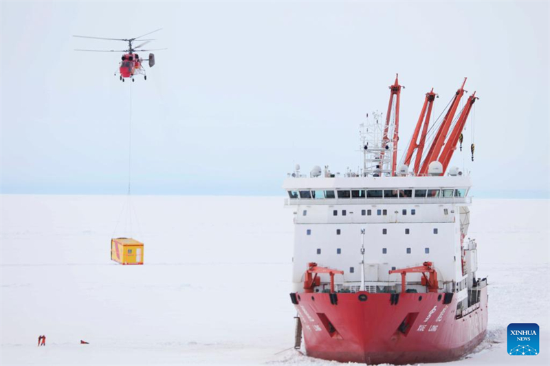 41a equipe da Expedi??o Antártica da China realiza descarregamento de materiais na Esta??o Zhongshan