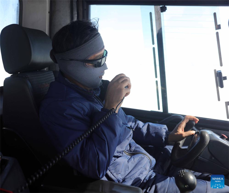 41a equipe da Expedi??o Antártica da China realiza descarregamento de materiais na Esta??o Zhongshan