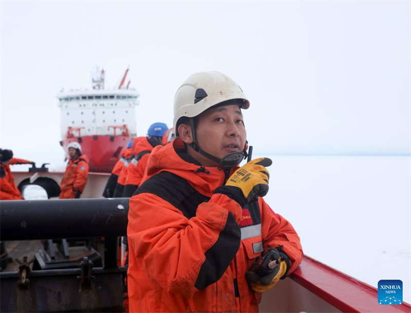 41a equipe da Expedi??o Antártica da China realiza descarregamento de materiais na Esta??o Zhongshan