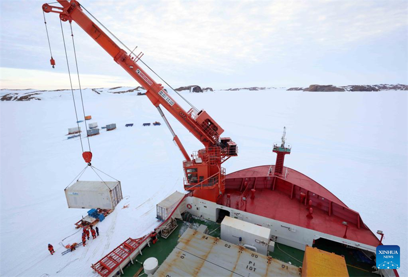 41a equipe da Expedi??o Antártica da China realiza descarregamento de materiais na Esta??o Zhongshan