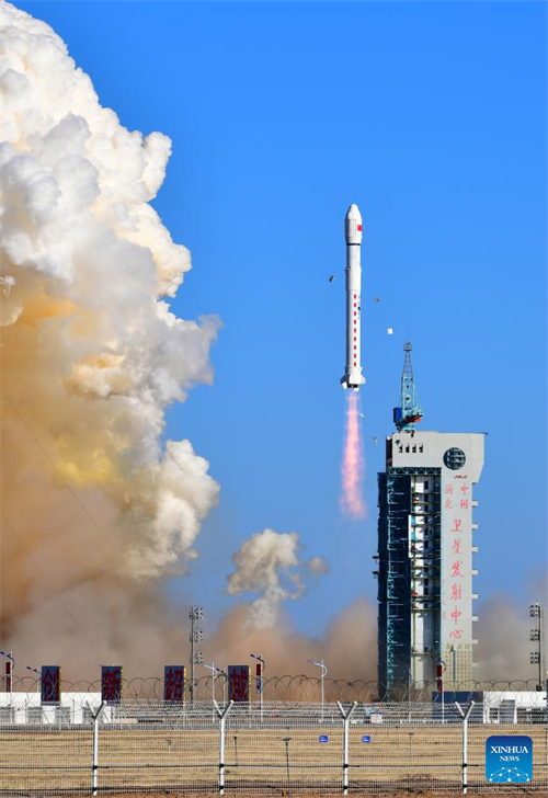 China lan?a 5 satélites de experimento com sucesso