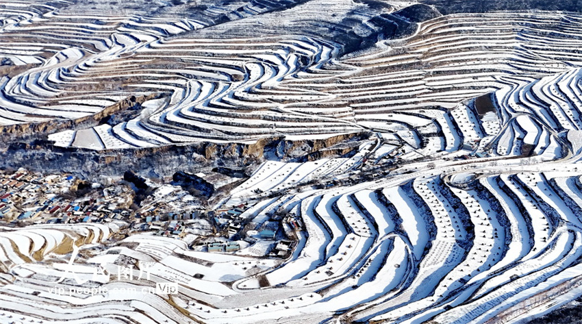 Galeria: paisagem dos terra?os após queda de neve em Jingning, Gansu