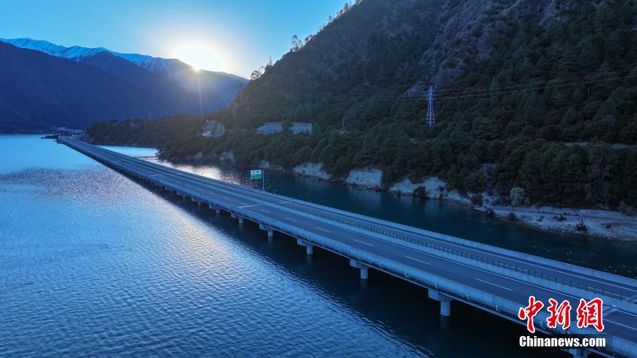 Rodovia Lhasa-Nyingchi considerada a 