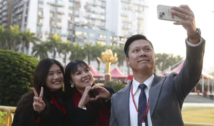 Macau realiza cerim?nia de hasteamento da bandeira pelo 25o aniversário de seu retorno à pátria