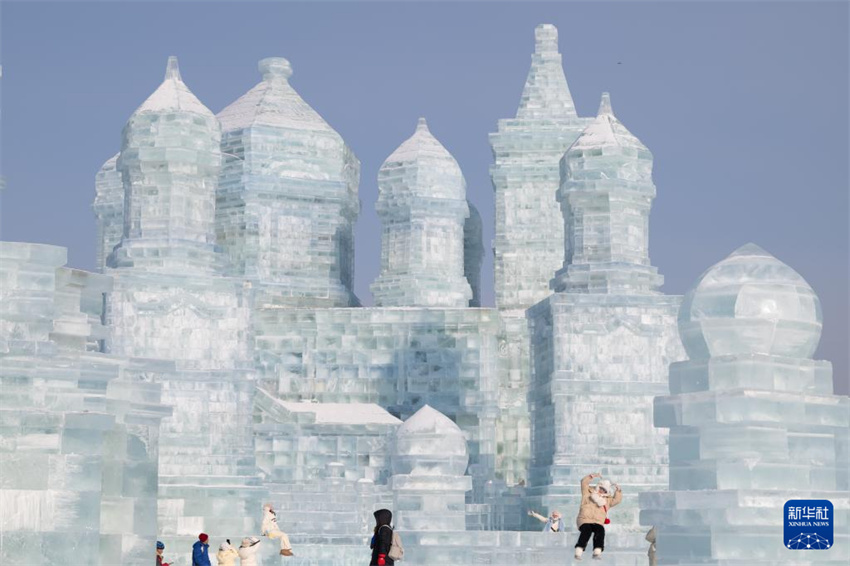 Parque temático Mundo de Gelo e Neve de Harbin é inaugurado