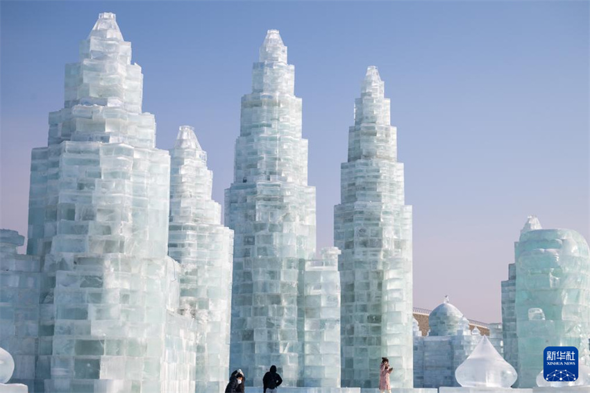 Parque temático Mundo de Gelo e Neve de Harbin é inaugurado