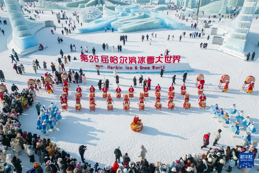 Parque temático Mundo de Gelo e Neve de Harbin é inaugurado