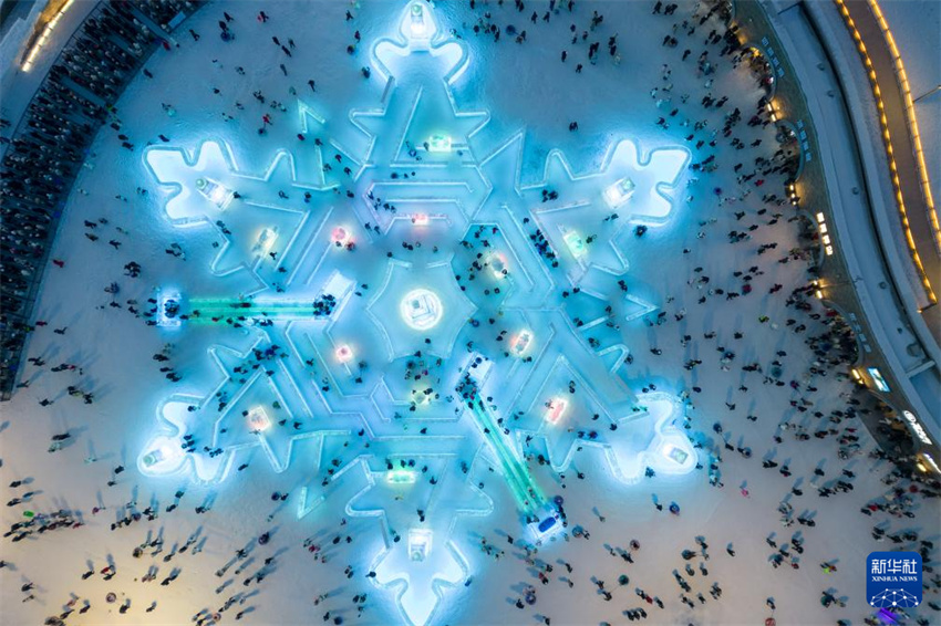Parque temático Mundo de Gelo e Neve de Harbin é inaugurado