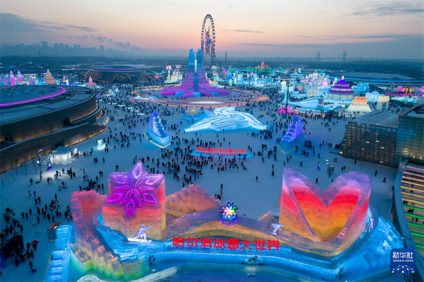 Parque temático Mundo de Gelo e Neve de Harbin é inaugurado