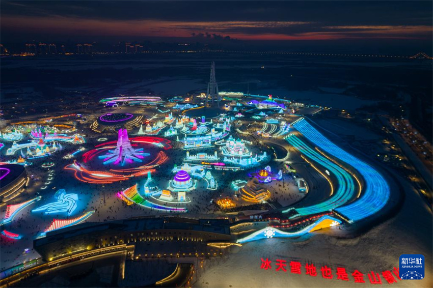 Parque temático Mundo de Gelo e Neve de Harbin é inaugurado