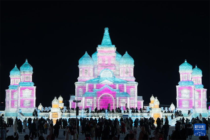 Parque temático Mundo de Gelo e Neve de Harbin é inaugurado