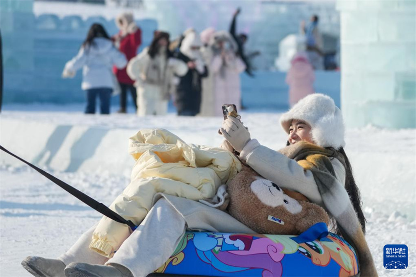 Parque temático Mundo de Gelo e Neve de Harbin é inaugurado