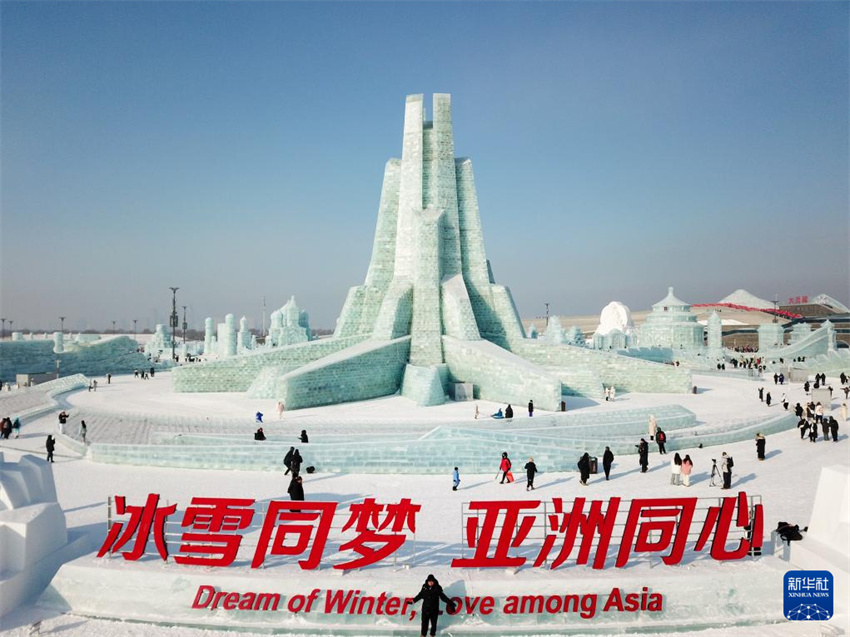 Parque temático Mundo de Gelo e Neve de Harbin é inaugurado