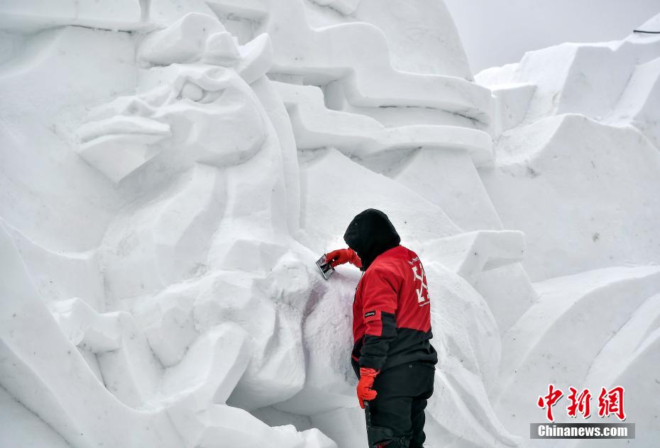 Primeira feira de templos de gelo e neve de Urumqi intensifica constru??o