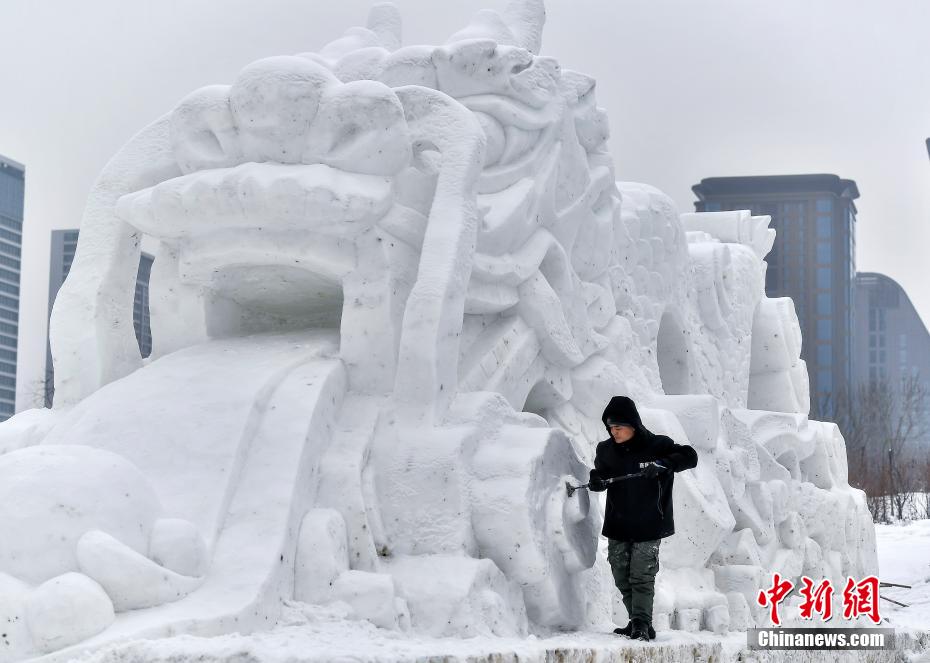 Primeira feira de templos de gelo e neve de Urumqi intensifica constru??o