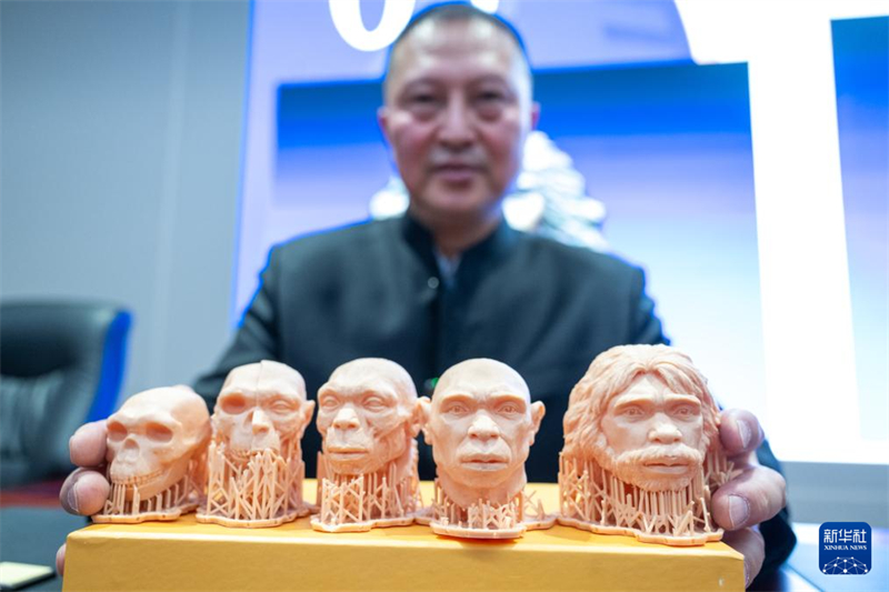 China apresenta restaura??o facial de cranios humanos antigos