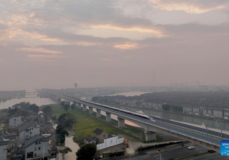 Nova ferrovia de alta velocidade fortalece a integra??o do aglomerado de megacidades do leste da China